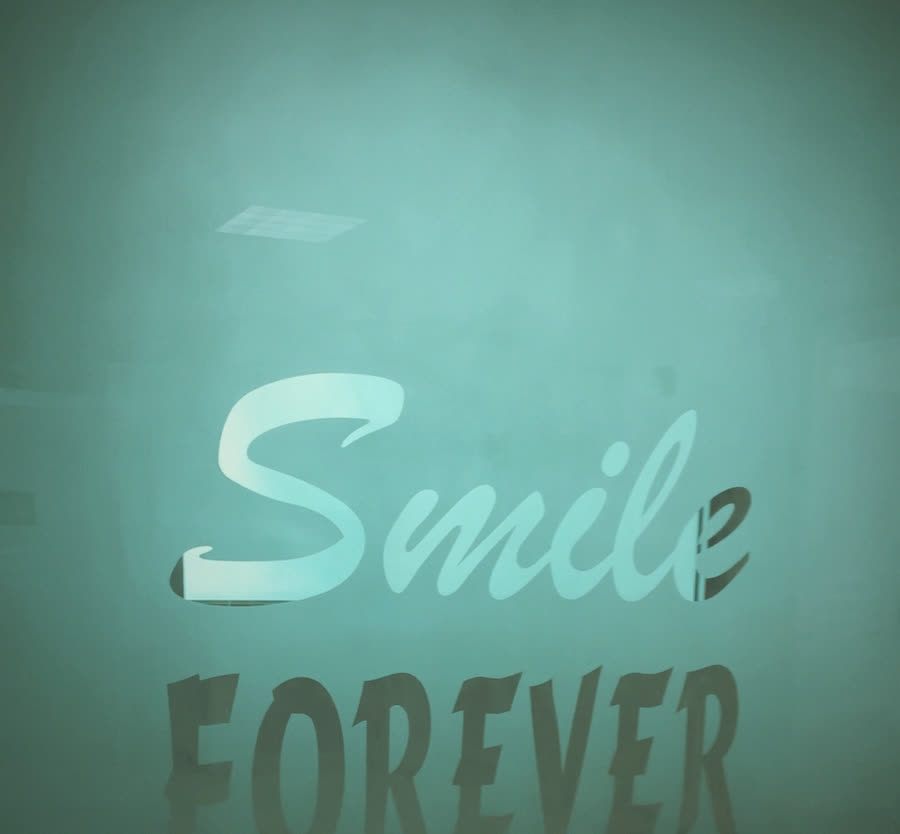 Puerta de cristal con el logo de Smile Forever